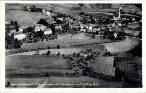 Ak Rathsmannsdorf Windorf in Niederbayern, Luftaufnahme von Rathsmannsdorf, ländliche Umgebung, W