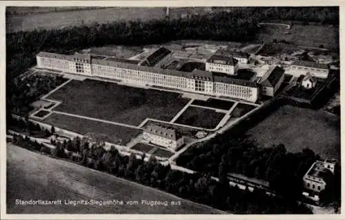 Ak Legnica Liegnitz Schlesien, Luftaufnahme des Standortlazaretts, große Gebäude, umliegende Natu