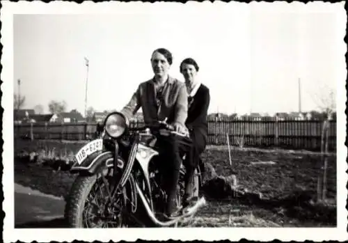 Foto Motorrad, Kennzeichen IIB-6241, Ehepaar