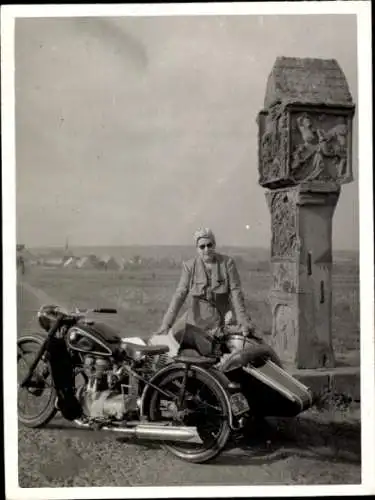 Foto Motorrad mit Beiwagen, Frau, Säule