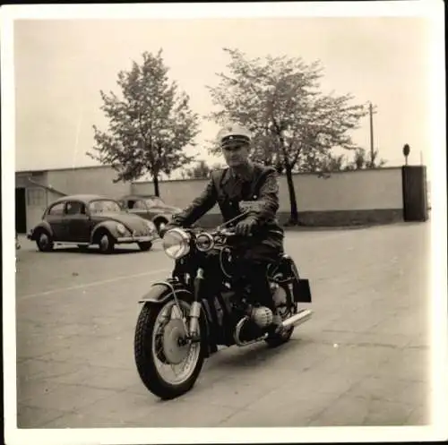 Foto Motorrad BMW, Mann in Uniform