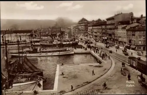 Ak Rijeka Fiume Kroatien, Hafen von  Schiffe, Stadtansicht,  