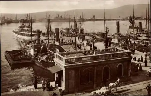 Ak Rijeka Fiume Kroatien, Hafen, Wellendamm, Schiffe, Menschen,  