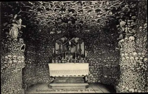 Ak Czermna Tscherbeney Grenzeck Kudowa Zdrój Bad Kudowa Schlesien, Schädelkapelle, Wand mit Schäd