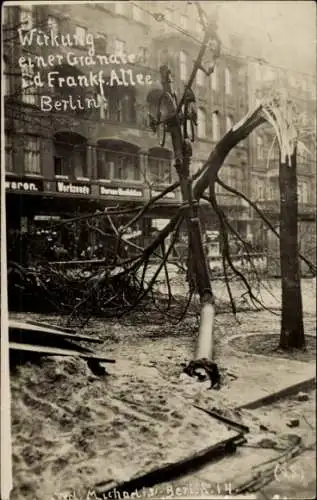 Foto Ak Berlin Friedrichshain, Wirkung einer Granate an der Frankfurter Allee, Straßenkämpfe