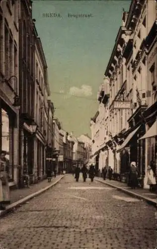 Ak Breda Nordbrabant Niederlande, Eine Straße in Breda mit vielen Menschen, die darauf laufen.