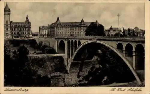 Ak Luxemburg Luxembourg, Blick auf die Adolphe-Brücke, Gebäude im Hintergrund, Schwarz-Weiß-Foto