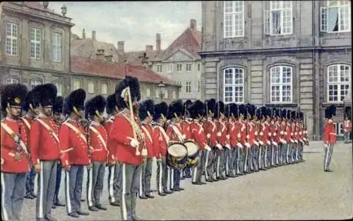 Ak København Kopenhagen Dänemark, Soldaten in rot und schwarz, Wachtparade, Amalienborg, Histo...