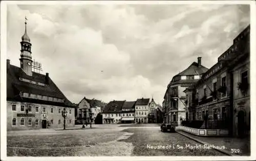 Ak Neustadt in Sachsen, Markt-Rathaus, historische Architektur, Straßenansicht, Wolkenhimmel