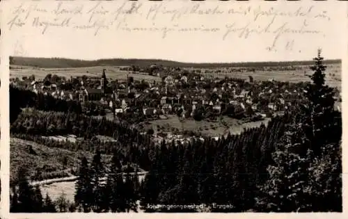 Ak Johanngeorgenstadt im Erzgebirge, Schwarz-Weiß-Foto von  Kirche, Häuser, Wälder