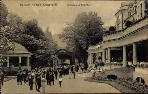 Ak Bad Kreuznach an der Nahe, Kurhaus und Palasthotel, Radium-Solbad, Menschen auf der Straße