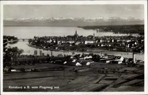 Ak Konstanz am Bodensee, Luftaufnahme von  Bodensee, verschneite Berge im Hintergrund