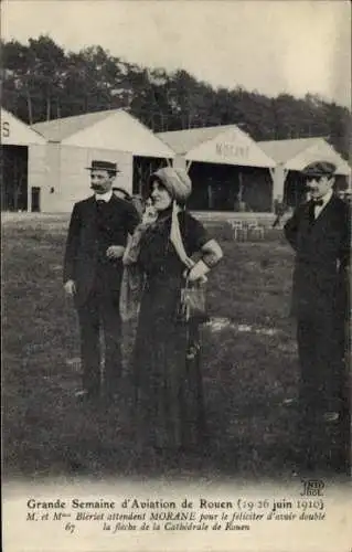 CPA Grande Semaine d'Aviation de Rouen 1910, M. et M Blériot attendent Morane