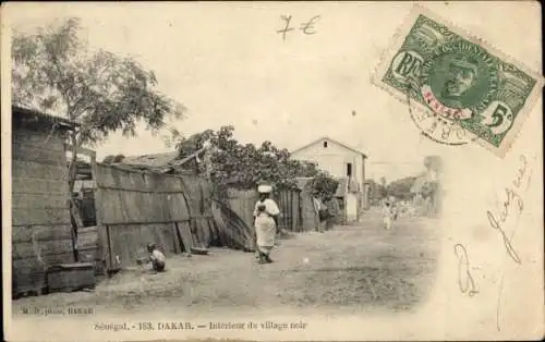 Ak Dakar Senegal, Schwarzafrikanisches Dorf, Straße, Personen, Holzhütten