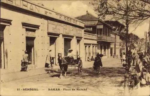 Ak Dakar Senegal, Sénégal, Platz des Marktes, Gebäude mit Schaufenstern, Karren auf der Straße...