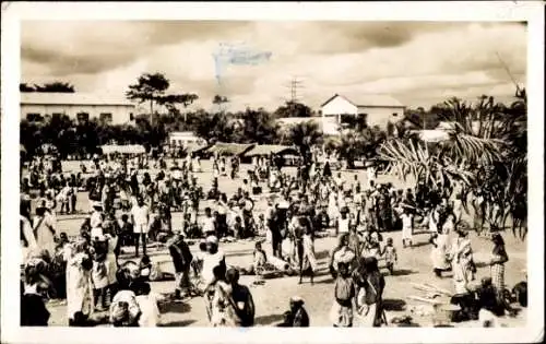 Ak Senegal, Menschenmenge am Markt, traditionelle Kleidung, Marktszenen, Gebäude im Hintergrund