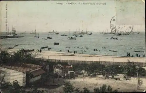 Ak Dakar Senegal, Hafenansicht mit Booten, Menschen an der Küste, Poststempel