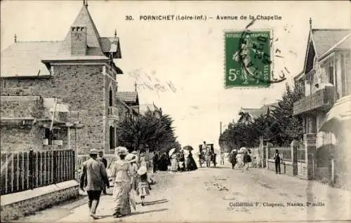 Ak Pornichet Loire Atlantique, Vorderseite mit Straße und Leuten, alte Architektur, Postmarke