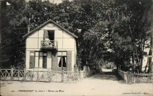 Ak Pornichet Loire Atlantique, Haus im Wald, Wohngebäude, Balkon, Umgebung mit Bäumen