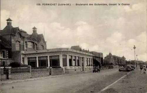 Ak Pornichet Loire Atlantique, Boulevard des Océanides, Casino Gebäude, Straßenansicht, Autos