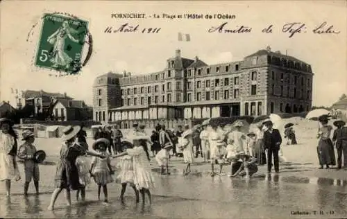Ak Pornichet Loire Atlantique, Strand mit Hotel, viele Menschen, Kinder spielen im Wasser