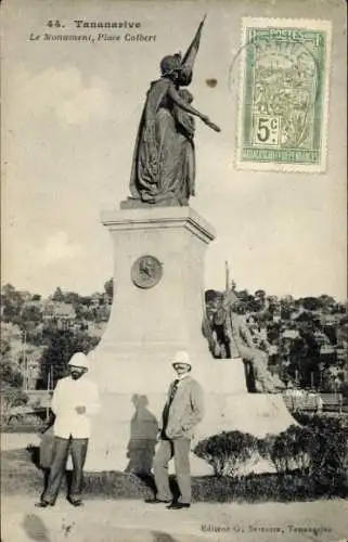 Ak Antananarivo Tananarive Madagaskar, Monument, Platz Colbert, Statue, zwei Männer