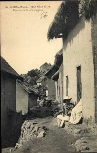 Ak Madagaskar Madagascar, Straße der indigenen Stadt, Häuser, Menschen, Natur, traditionell