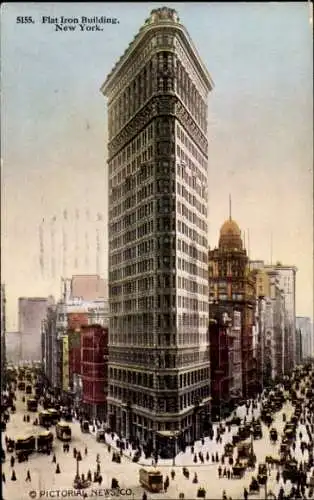 Ak New York, Flat Iron Building, Straßenpartie mit Passanten