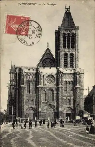 Ak Saint Denis CPA 93, La Basilique et des Personnes