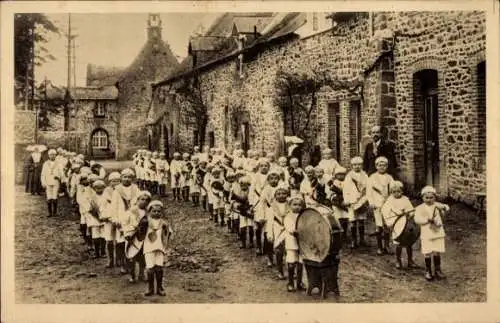 CPA Saint Fraimbault de Prières Mayenne, Défilé de la Fanfare des Orphelins de St. Georges de l'Isie