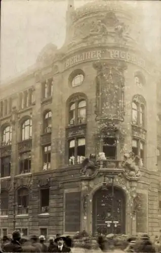 Foto Ak Straßenkämpfe Berlin, Tageblatt Gebäude