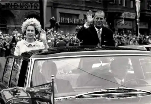 Foto Königin Elizabeth II., Prinz Philip, winkend im Automobil