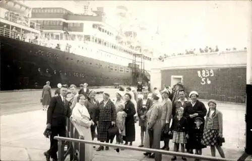 Foto Ak Cuxhaven, Dampfschiff im Hafen, Passagierdampfer, Gruppenbild