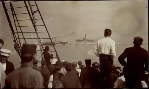Foto Cherbourg Manche, Passagiere auf dem Deck, Dampfer auf dem Meer