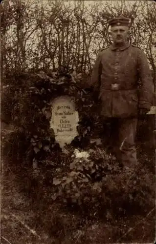 Foto Ak Deutscher Soldat in Uniform, Soldatengrab, Franz N. aus Elstra