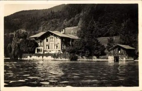 Ak Oberhofen am Thunersee Kanton Bern, Haus am Wasser, Wald und Berge im Hintergrund,  Architektu