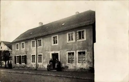 Foto Ak Dresden? Sachsen? Familie vor einem Wohnhaus