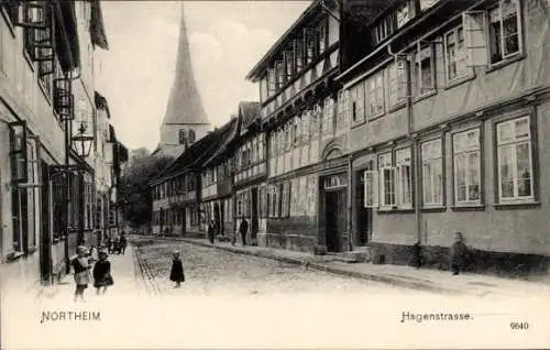 Ak Northeim in Niedersachsen, Historische Straße, Fachwerkhäuser, Kirchturm, Kinder auf der Straß