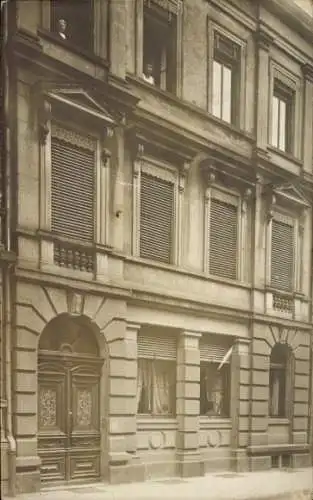 Foto Ak Karlsruhe in Baden, Wohnhaus, Anwohner an den Fenstern