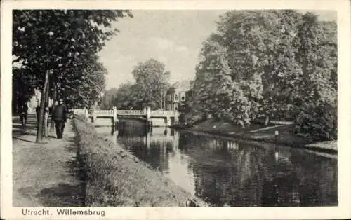 Ak Utrecht Niederlande, Brücke Willemsbrug, Kanalansicht, Bäume, Spaziergänger