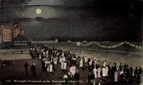 Ak Atlantic City New Jersey USA, Mondschein-Promenade, Menschenmenge, Nachtaufnahme, Strand