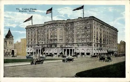 Ak Boston Massachusetts USA, Copley Plaza Hotel,  amerikanische Flaggen, alte Autos