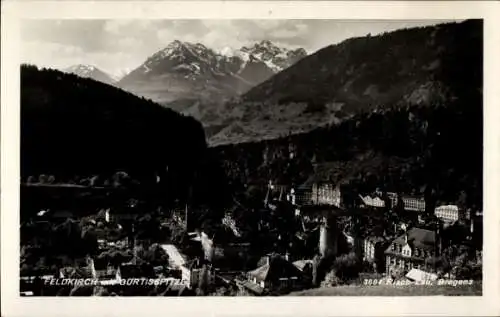 Ak Feldkirch Vorarlberg, Berglandschaft mit Gurtisspitze, Stadtansicht, n Gebäuden