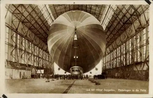 Ak Friedrichshafen am Bodensee, Luftschiff LZ 127 Graf Zeppelin, Einbringen in die Luftschiffhalle