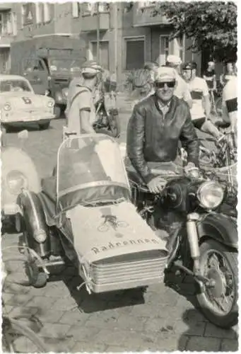 Foto Potsdam, Radrennen, Begleitfahrzeug, Motorrad mit Beiwagen, Rennfahrer