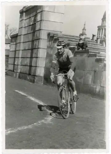 Foto Potsdam, Radrennen 1960, Stadioneinfahrt, Radrennfahrer, 2. Platz