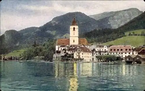 Ak St. Wolfgang am Wolfgangsee Oberösterreich, Ansicht des Sees, Kirche mit Turm, Berge im Hinter