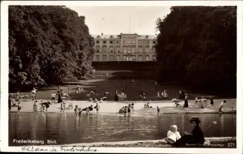 Ak København Kopenhagen Dänemark, Frederiksberg Slot, Kinder am Wasser, Menschen am Ufer, hist...