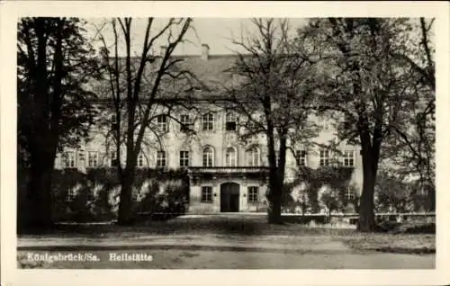 Ak Königsbrück in der Oberlausitz, Heilstätte, historische Gebäude, Bäume im Vordergrund, sepi...