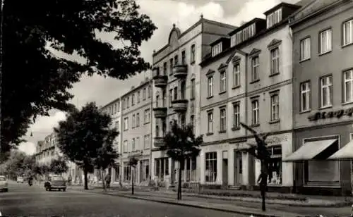Ak Senftenberg in der Niederlausitz, Straßenansicht, mehrstöckige Gebäude, 1950er Jahre, Autos...